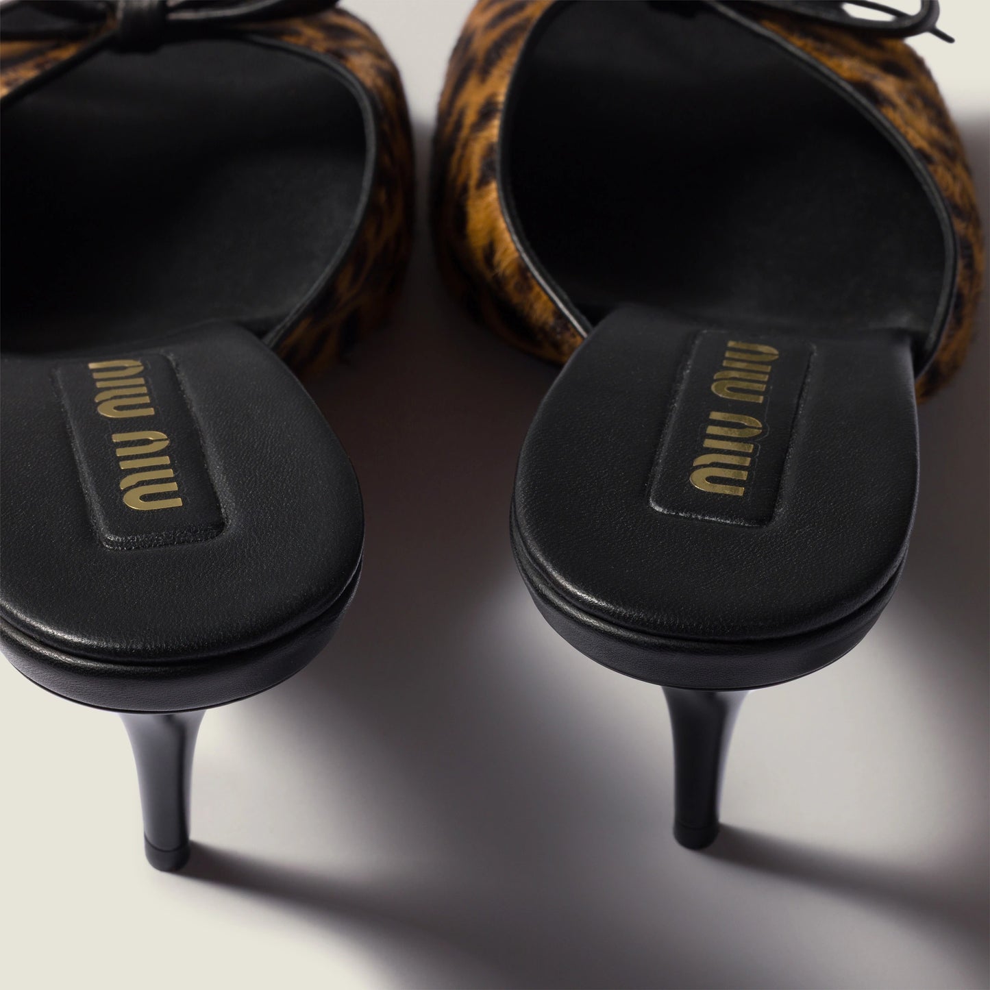 Printed leather sandals with bow
