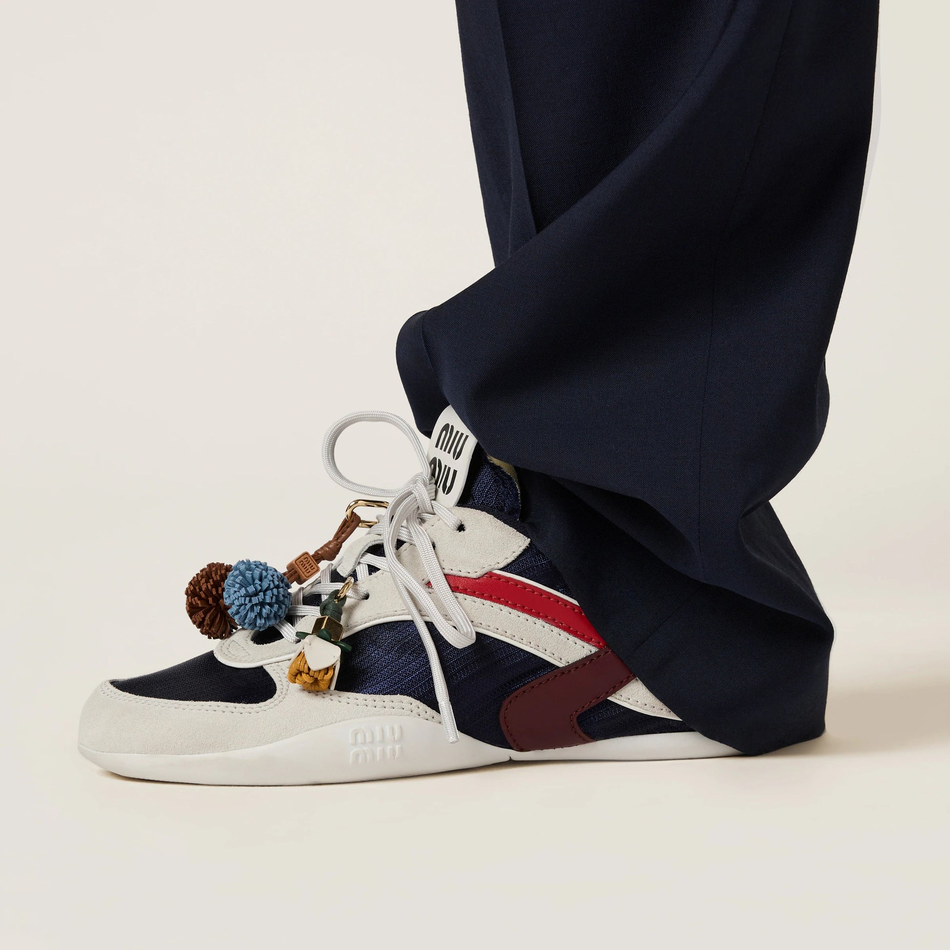 Gymnasium technical fabric and suede sneakers
