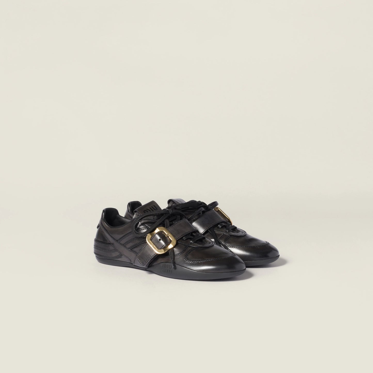 Gymnasium leather sneakers with buckle