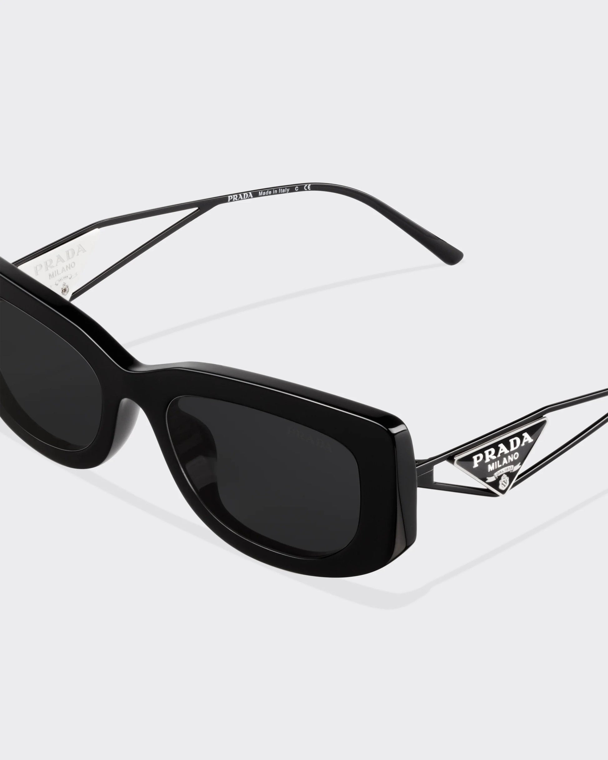 Sunglasses with triangle logo