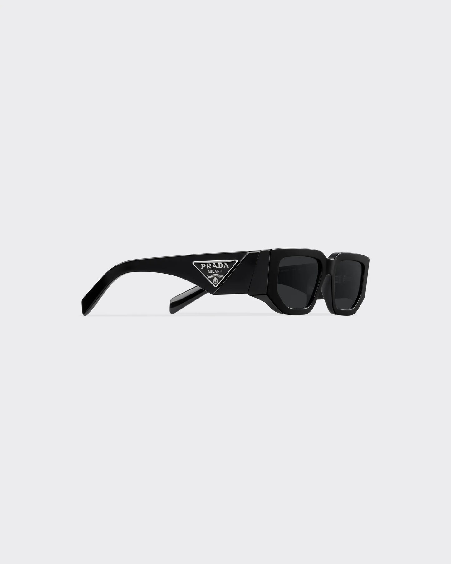 Sunglasses with triangle logo