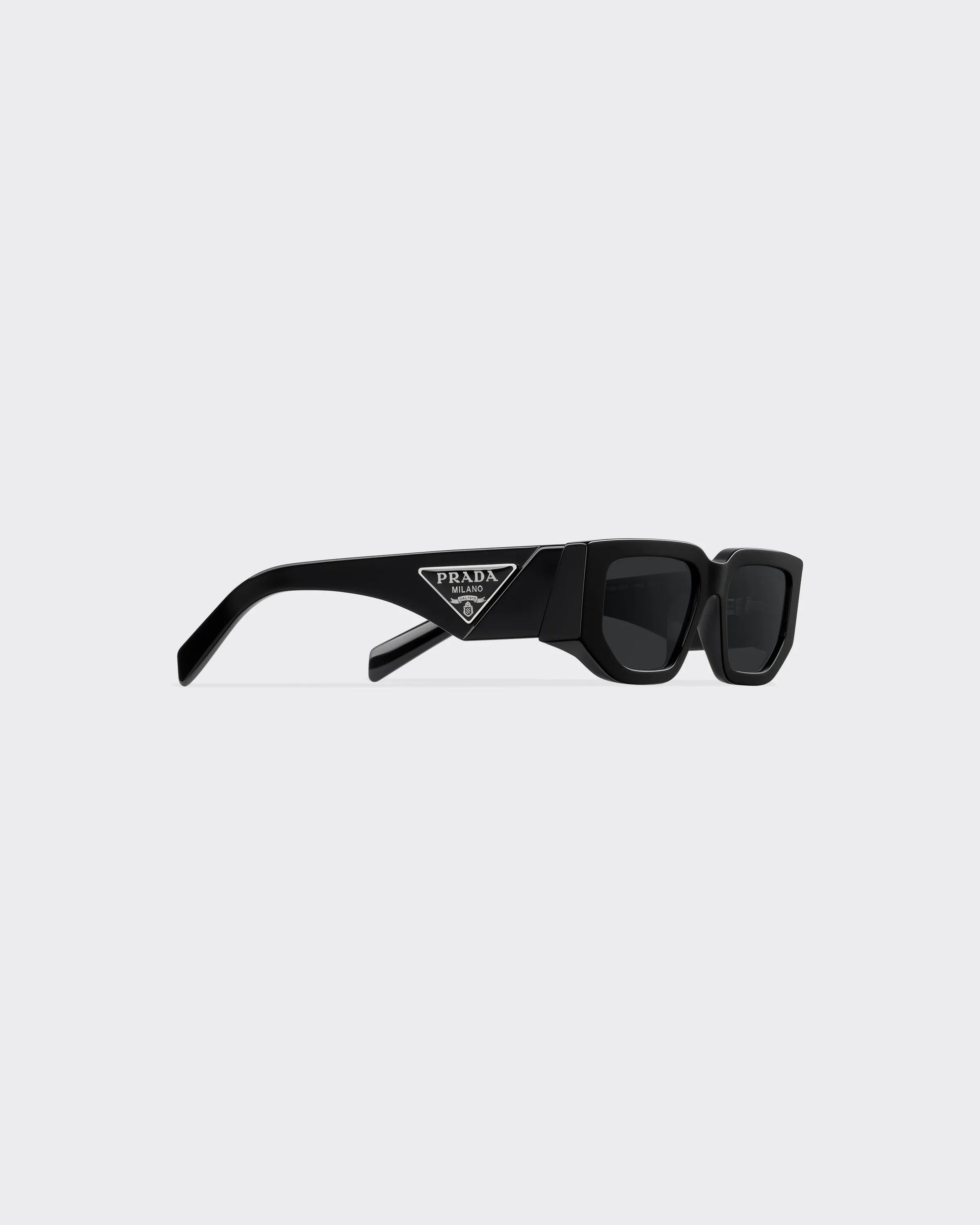 Sunglasses with triangle logo