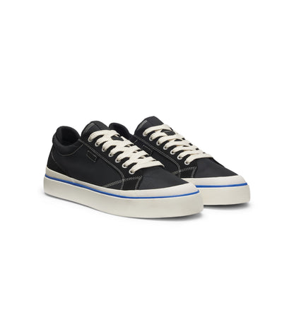 Low-top trainers with blue-line outsole