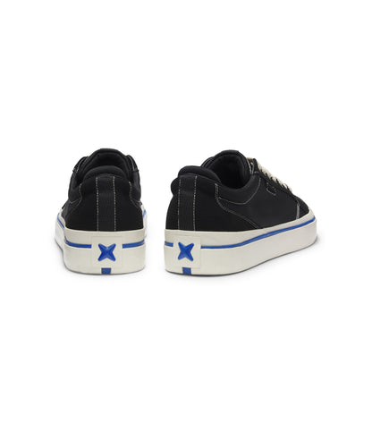 Low-top trainers with blue-line outsole