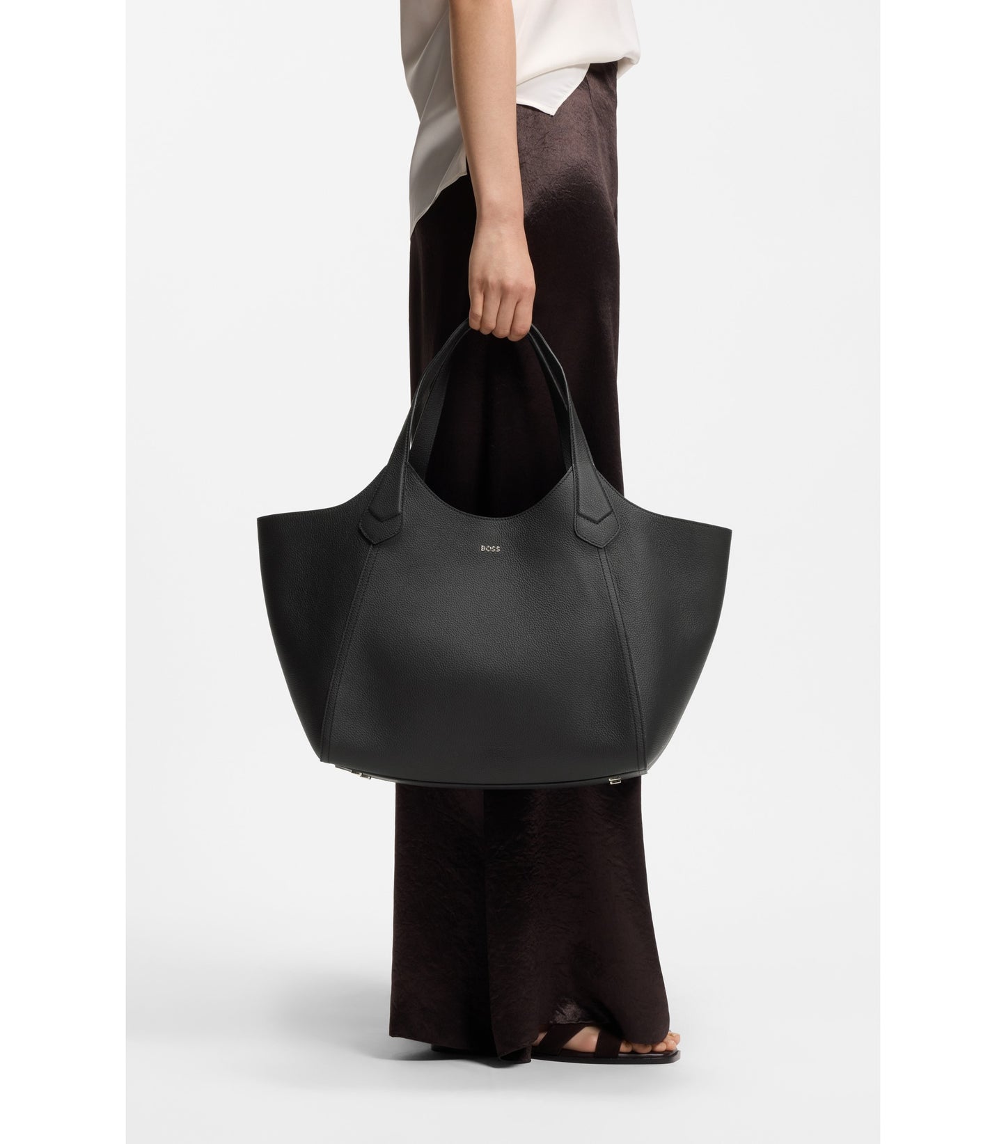 Leather tote bag with metallic logo lettering