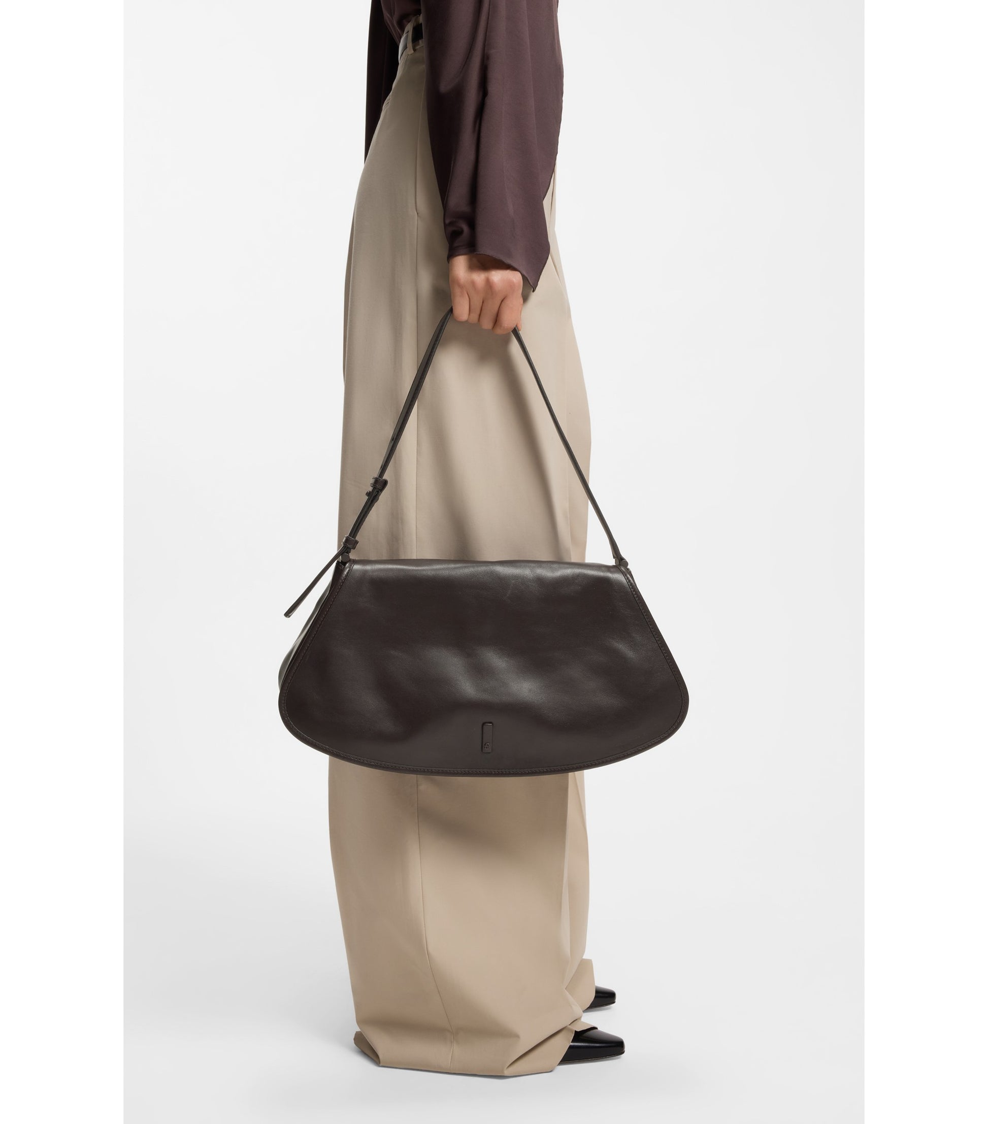 Ariell shoulder bag in leather with adjustable strap