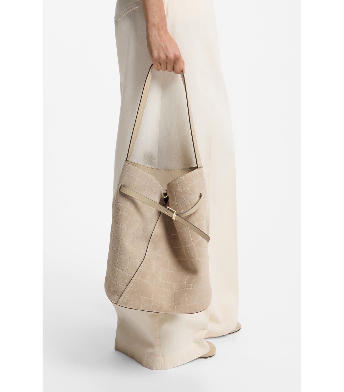 Sleek leather shoulder bag with smooth finish