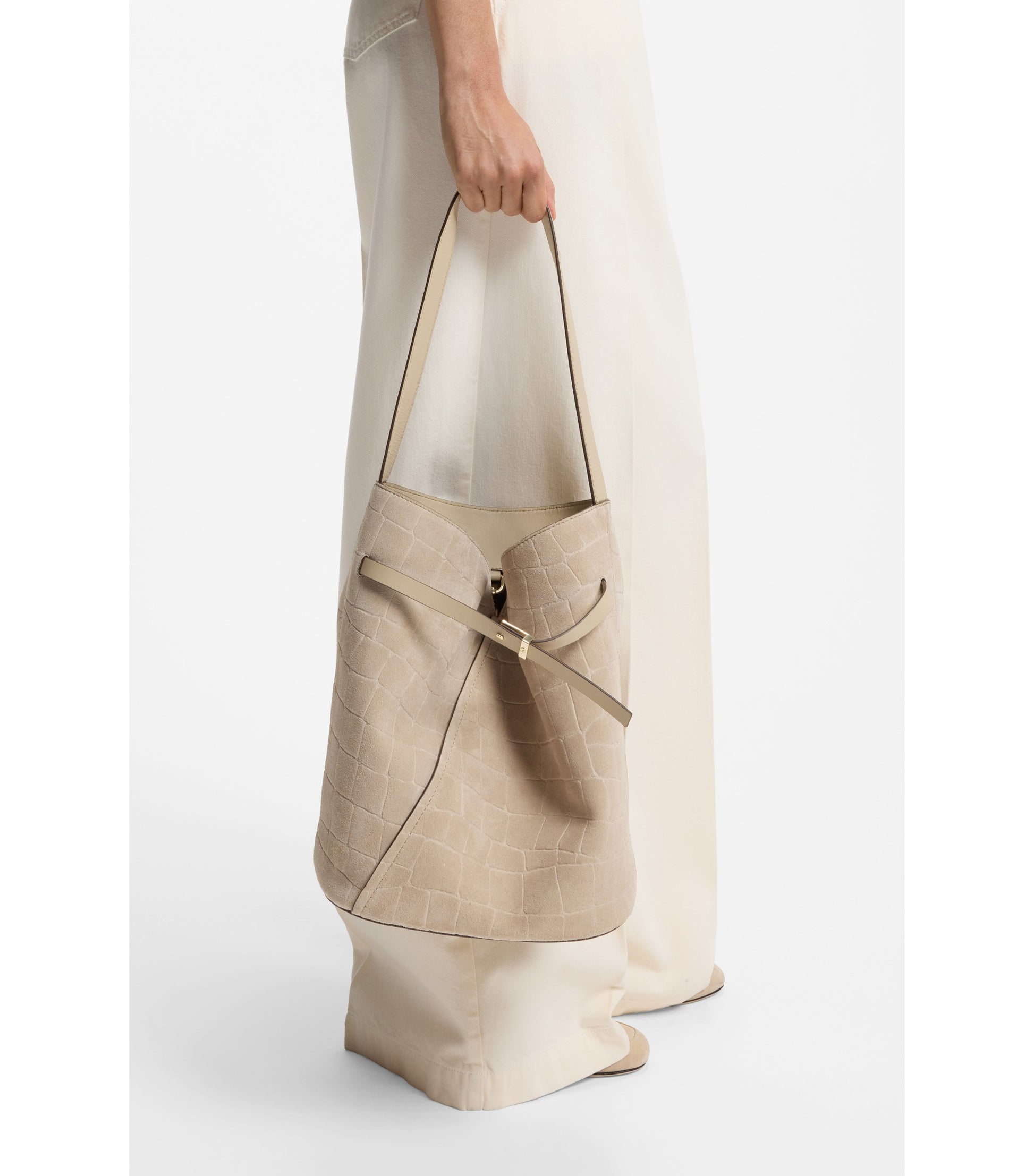 Sleek leather shoulder bag with smooth finish